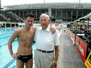 Bernhard Baier mit Enkel Marc Baier im Olympia-Schwimmstadion Berlin